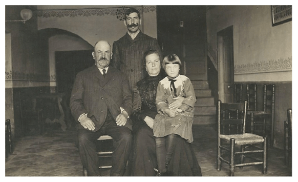 El meu rebesavi Joan Majó, la rebesàvia Maria Mas i el “tio Francisquet” Majó amb la tieta-àvia Rosa Rosàs Majó a l'entrada de la masia al 191